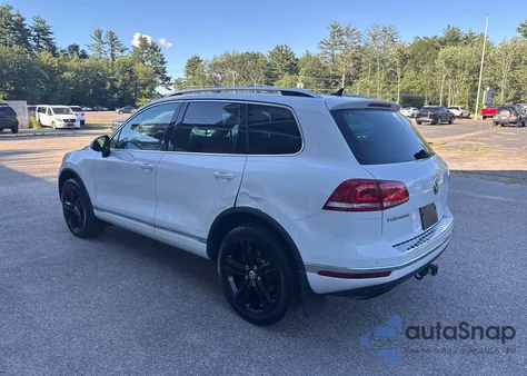 2017 Volkswagen Touareg Wolfsburg из США, поврежденный, VIN WVGRF7BP0HD006194